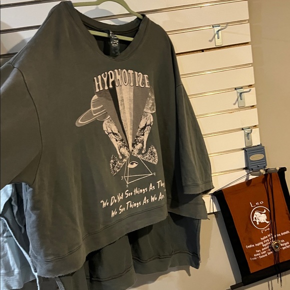 Magnolia Pearl Graphic Top - Picture 2 of 6